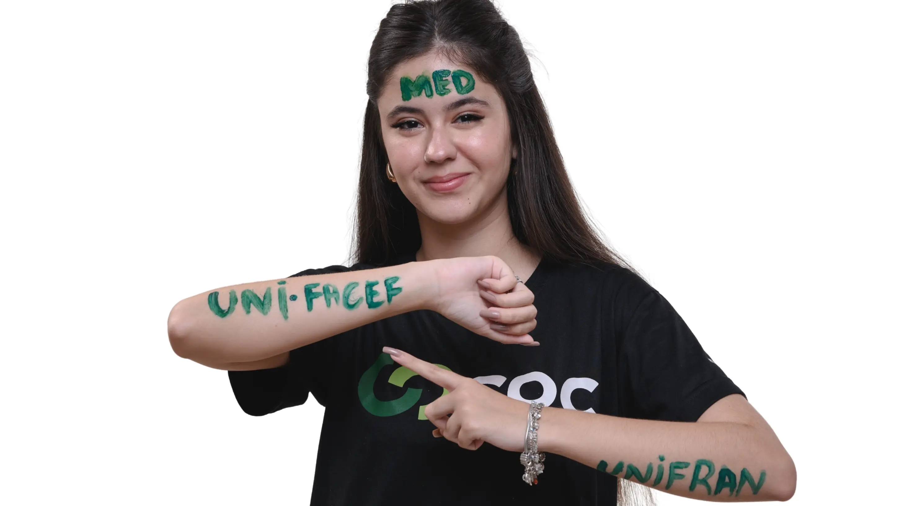 Aluna do Pré-Vestibular com os nomes das universidades em que foi aprovada